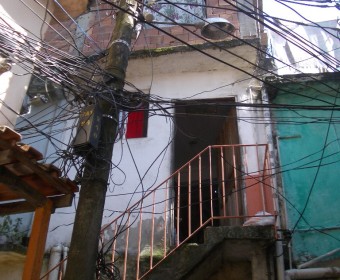 Stromnetz in einem Favela - Rio de Janeiro